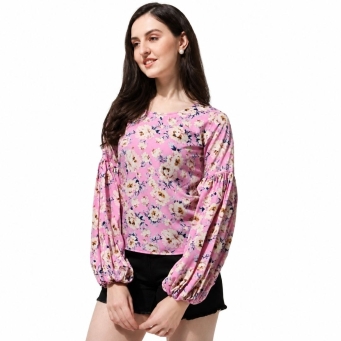 Back view of women pink floral crepe top with round neck design